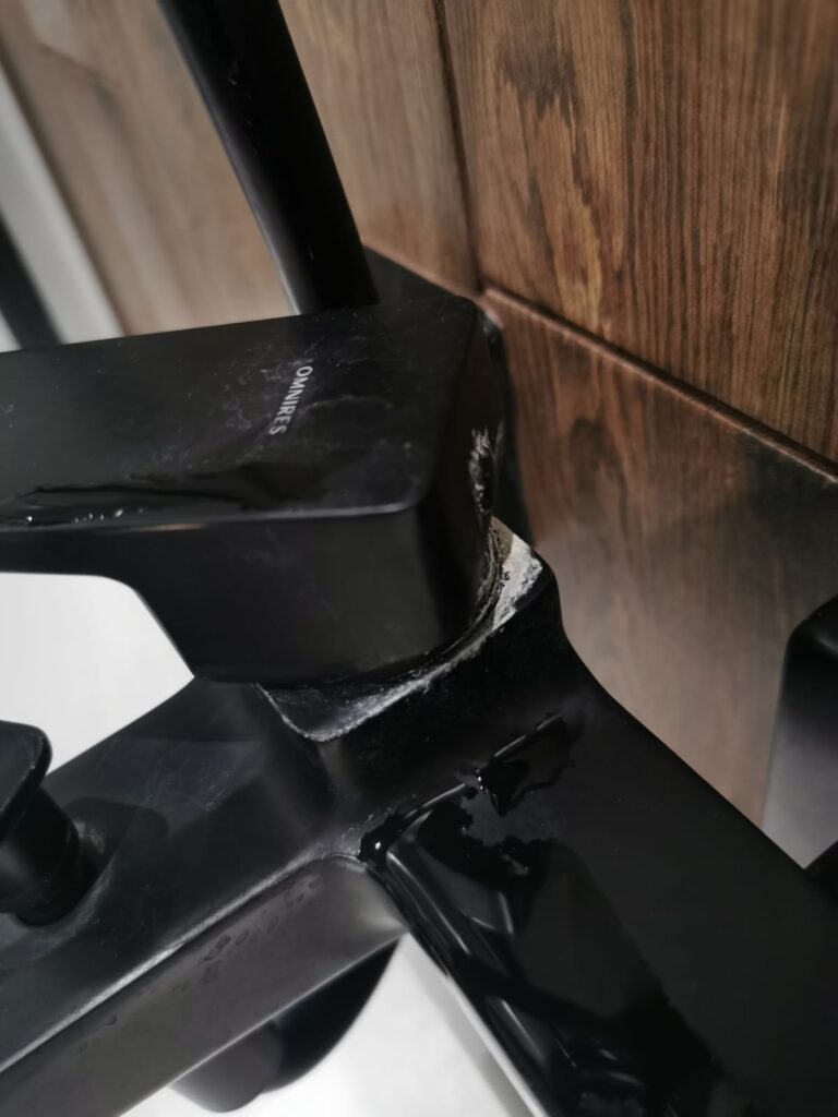Czarna armatura przed usunięciem kamienia i zacieków