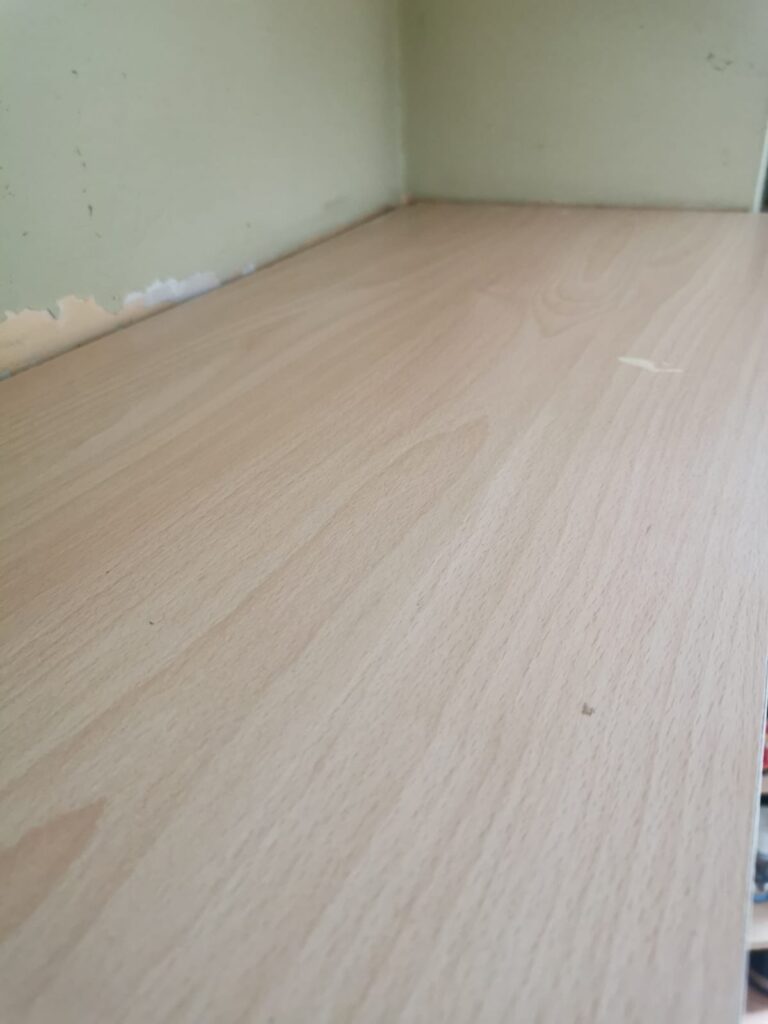 Góra szafki po dokładnym czyszczeniu